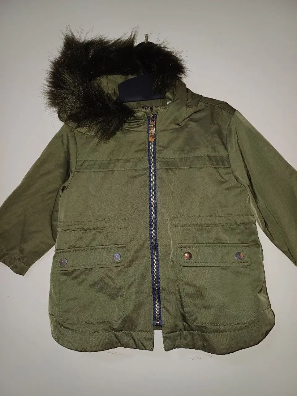 Casaco infantil verde com capuz de pele semi-novo