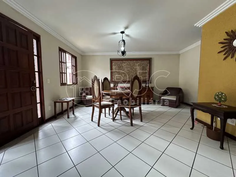 Imóvel para venda possui 143 metros quadrados com 4 quartos em Tijuca - Teresópolis - RJ
