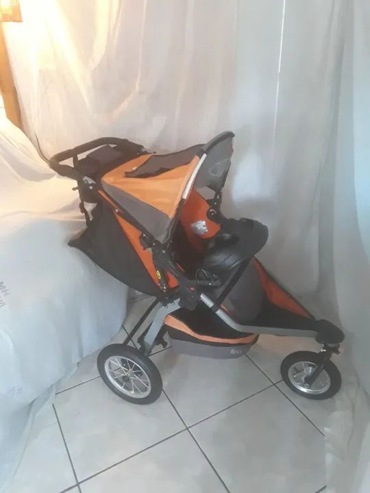 Carrinho de bebê três rodas. R$ 400,00.