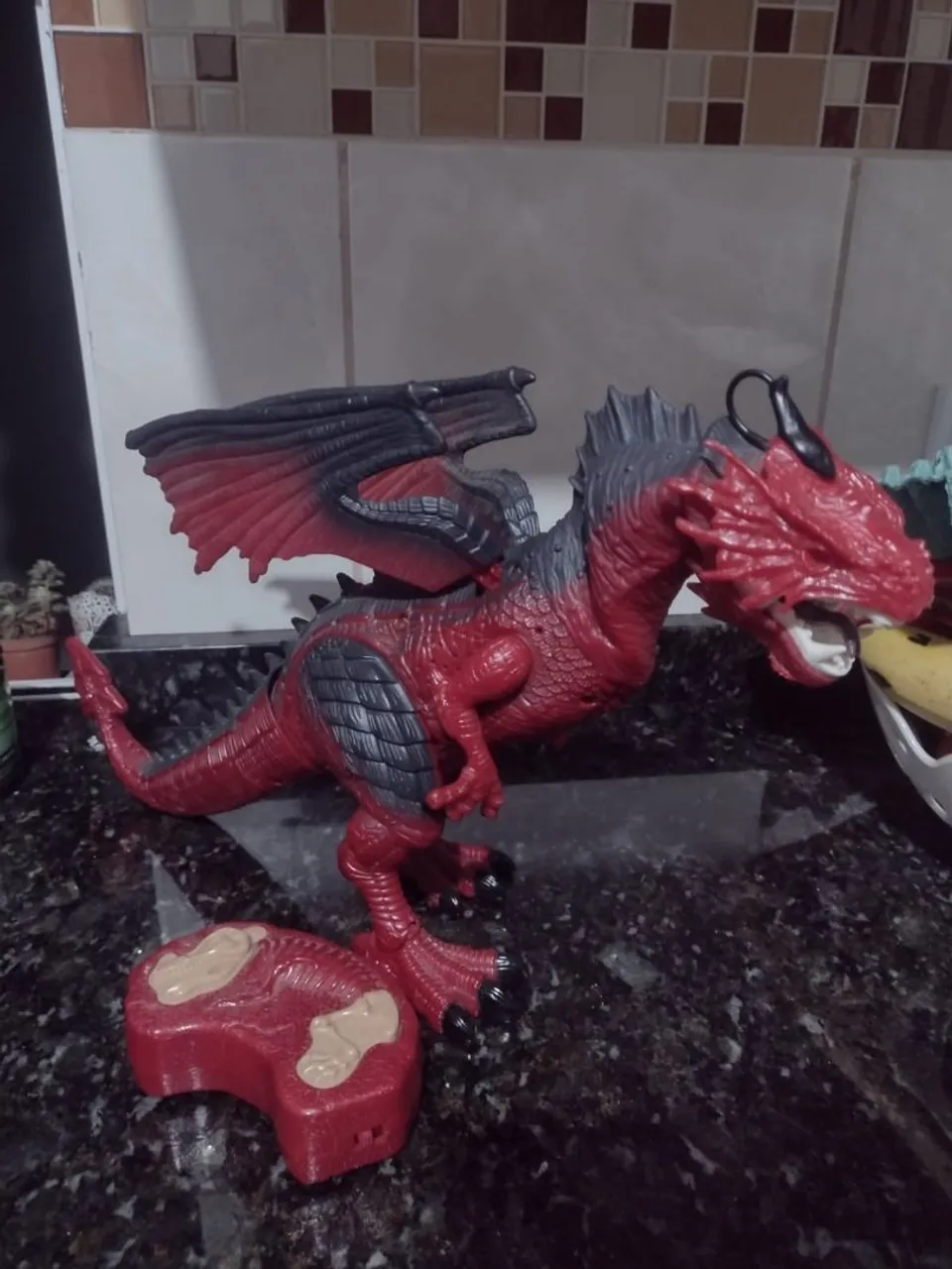 Dragão de brinquedo com controle remoto