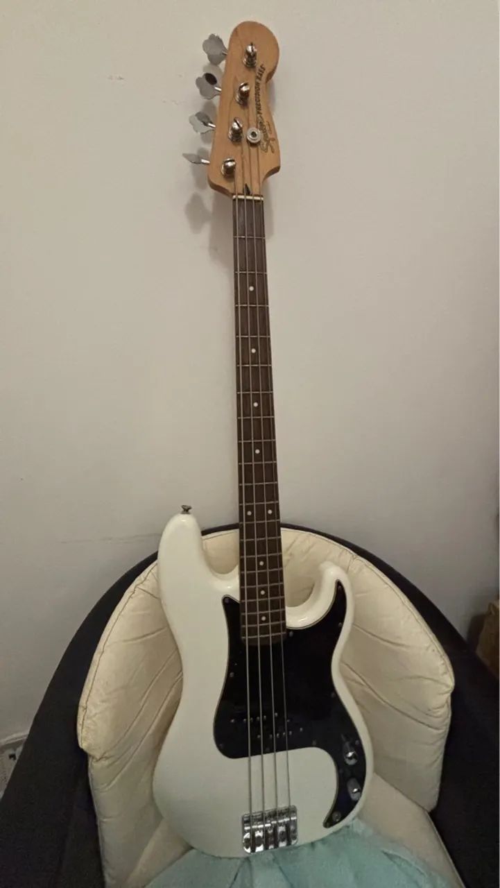 Baixo Fender Squier Precision Bass Vintage Modified + Caps Fender