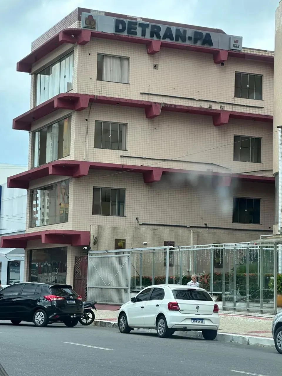 Prédio 2.000m² - Térreo + 3 pavimentos, elevador, banheiro masc/fem, pronto pra funcionar