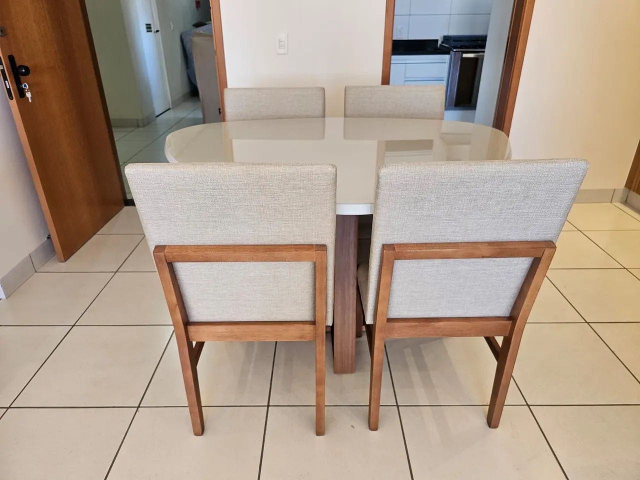 Mesa a pronta entrega e com cadeiras de madeira maciça  - Foto 5