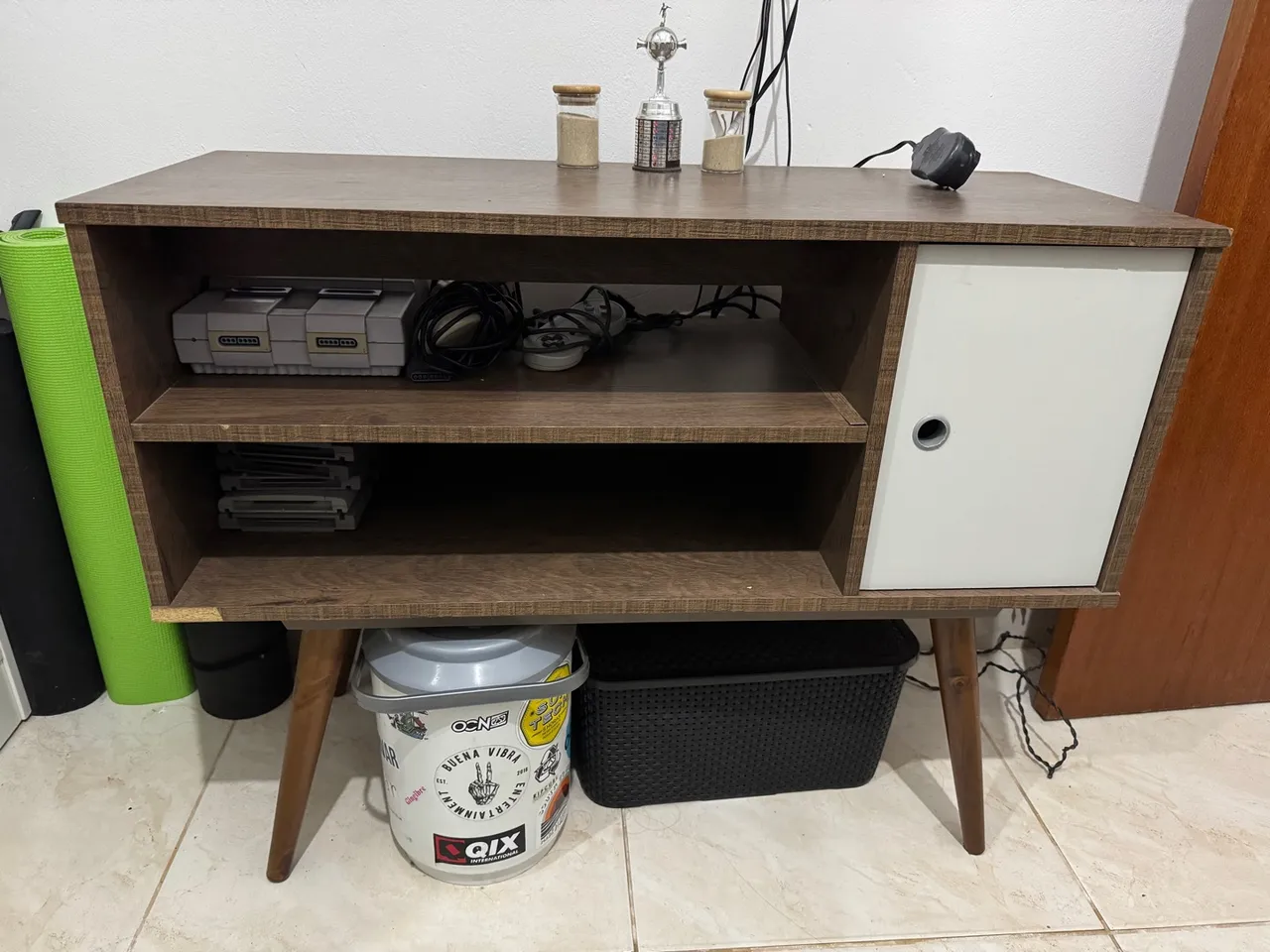 Rack retrô com porta e nichos