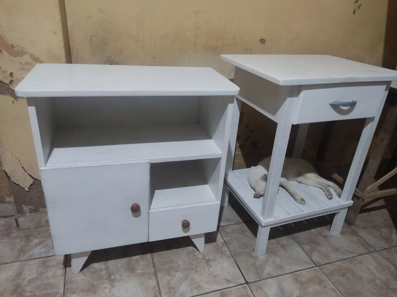 Mesa e criado mudo