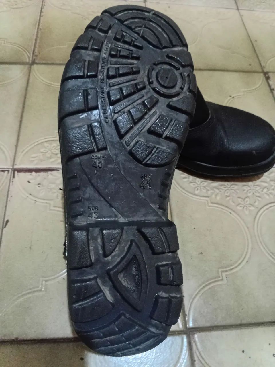 Vendo uma Bota bico de Aço semi- nova...tam.40