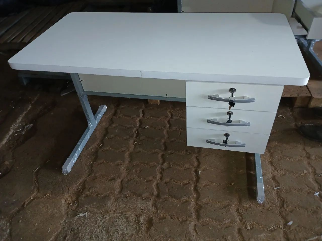 Mesa escritorio, nova, 1.20 x 60, 3 gavetas - Foto 3