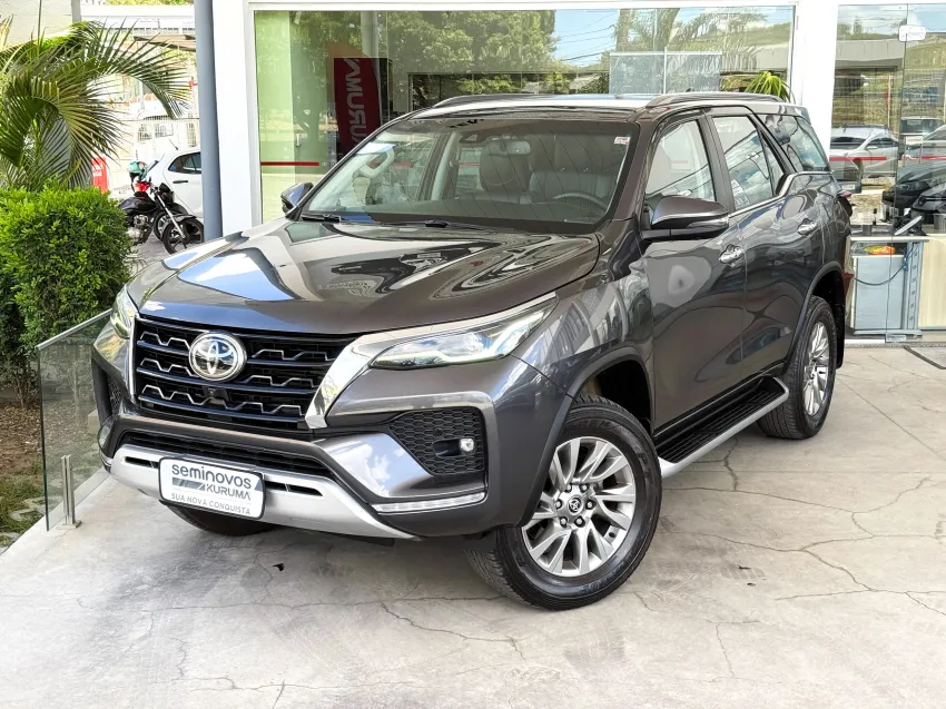 Toyota HILUX SW4 2.8 D-4D TURBO DIESEL SRX 7L 4X4 AUTOMÁTICO.