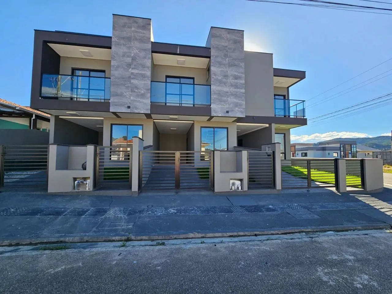 VENDE-SE SOBRADO NOVO NA PALHOÇA-SC