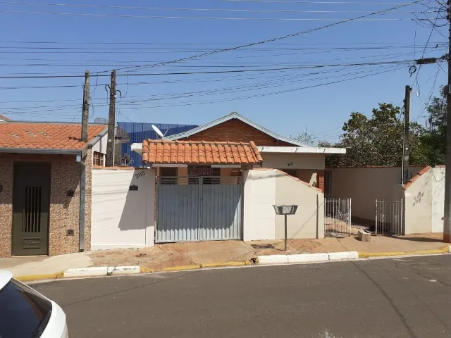 Casa em Gavião Peixoto com 125m² de terreno e 100m² construídos, 02 dormitórios