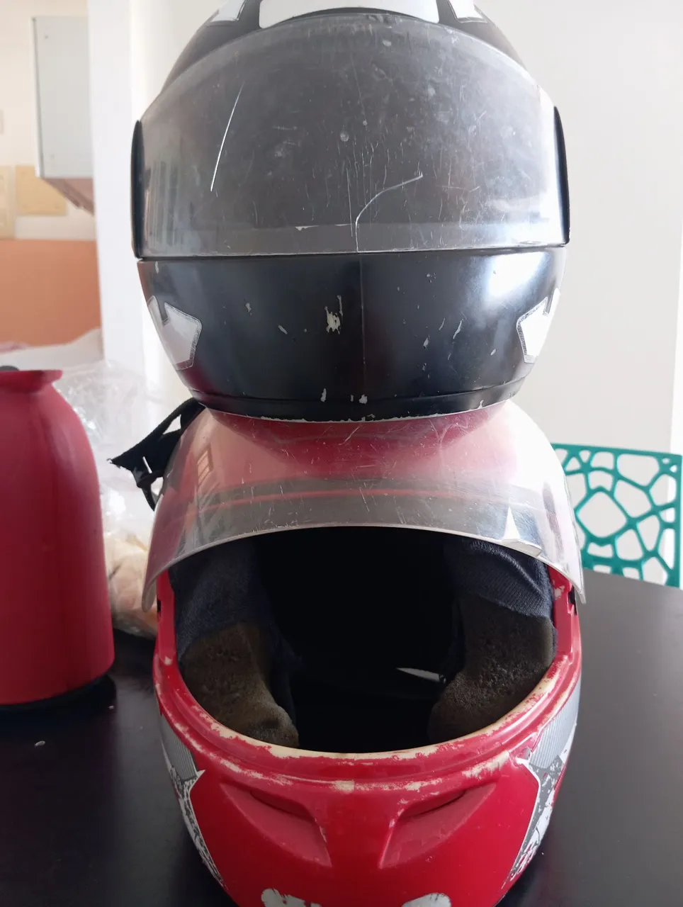 Capacete infantil e outro adulto