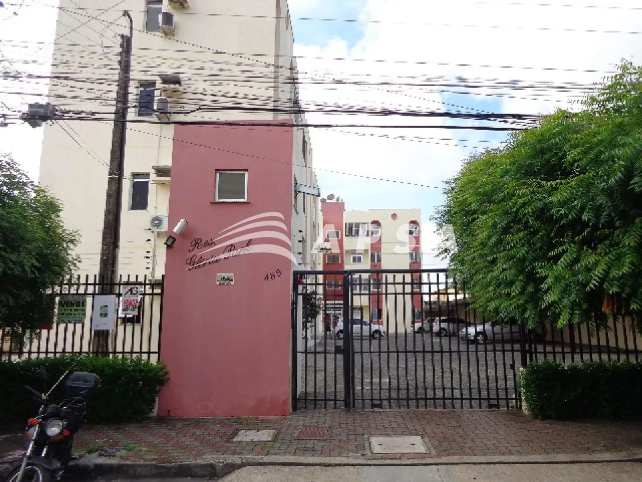 APARTAMENTO COM 03 QUARTOS, VARANDA, GARAGEM, ARMARIOS PROX. IGREJA DA GLÓRIA .