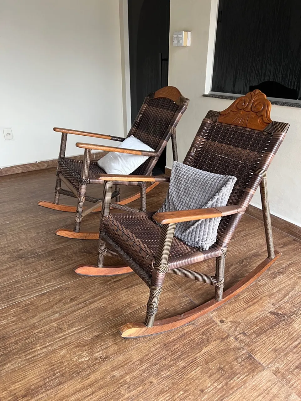 Vendo dois cadeiras de balanço em madeira .