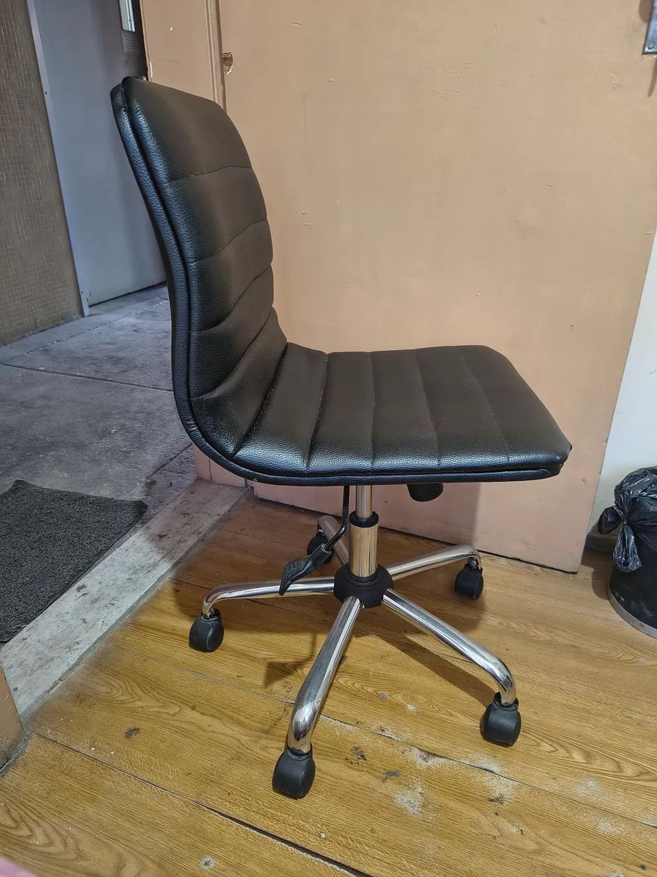 Cadeira de escritório em couro - Foto 4