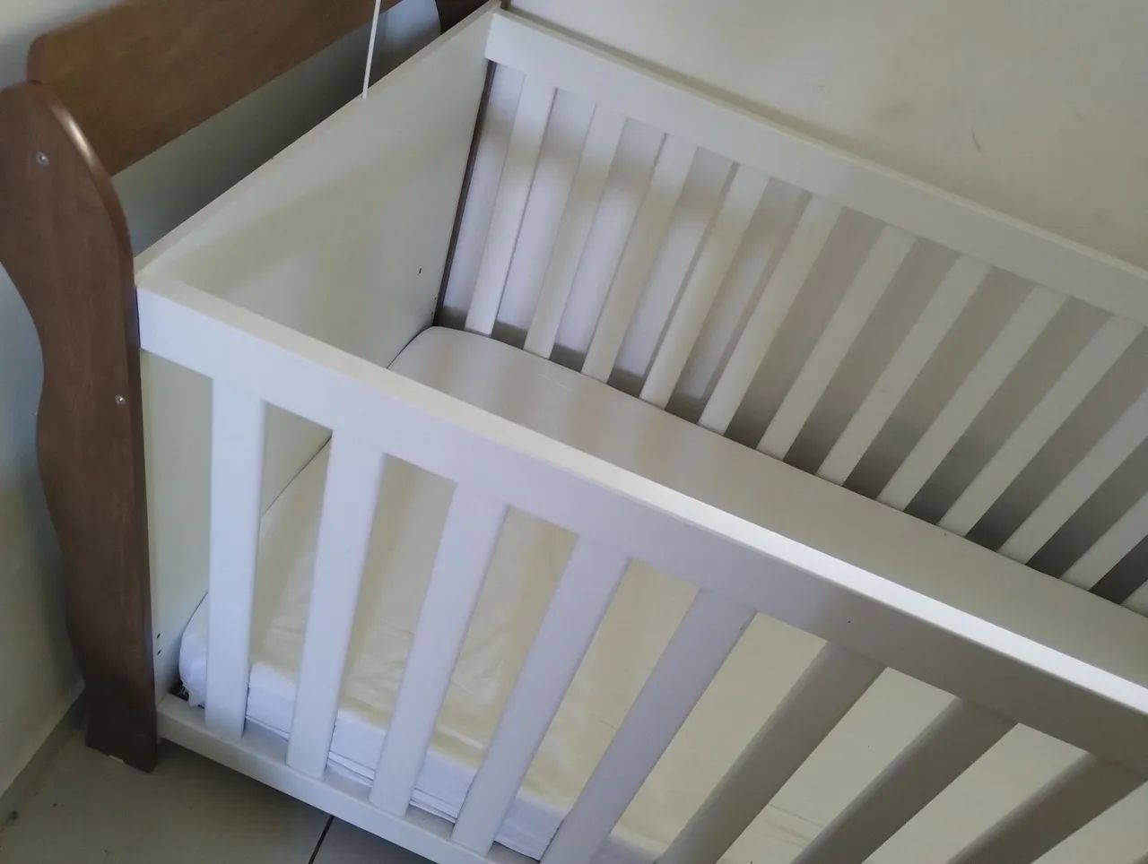 Berço de madeira com detalhes em branco com colchão e mosquiteiro incluso - Foto 3