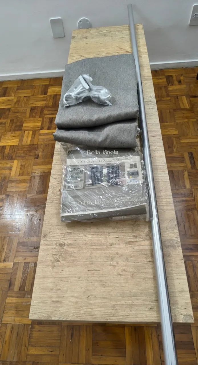 Cortina cinza com varão em alumínio.