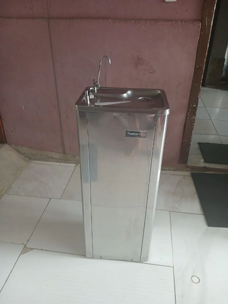 Vendo bebedouro de inox de coluna comercial  - Foto 2
