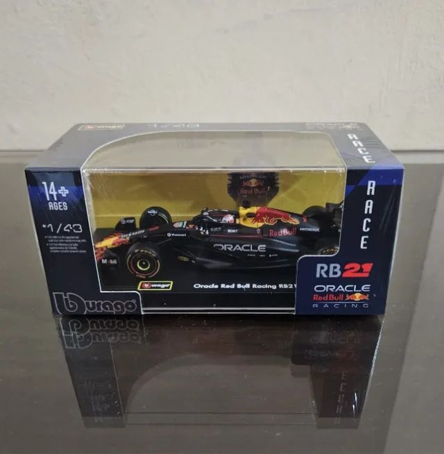 Miniatura Fórmula 1 Max Verstappen 1/43 - Oracle Red Bull com capacete - Burago
