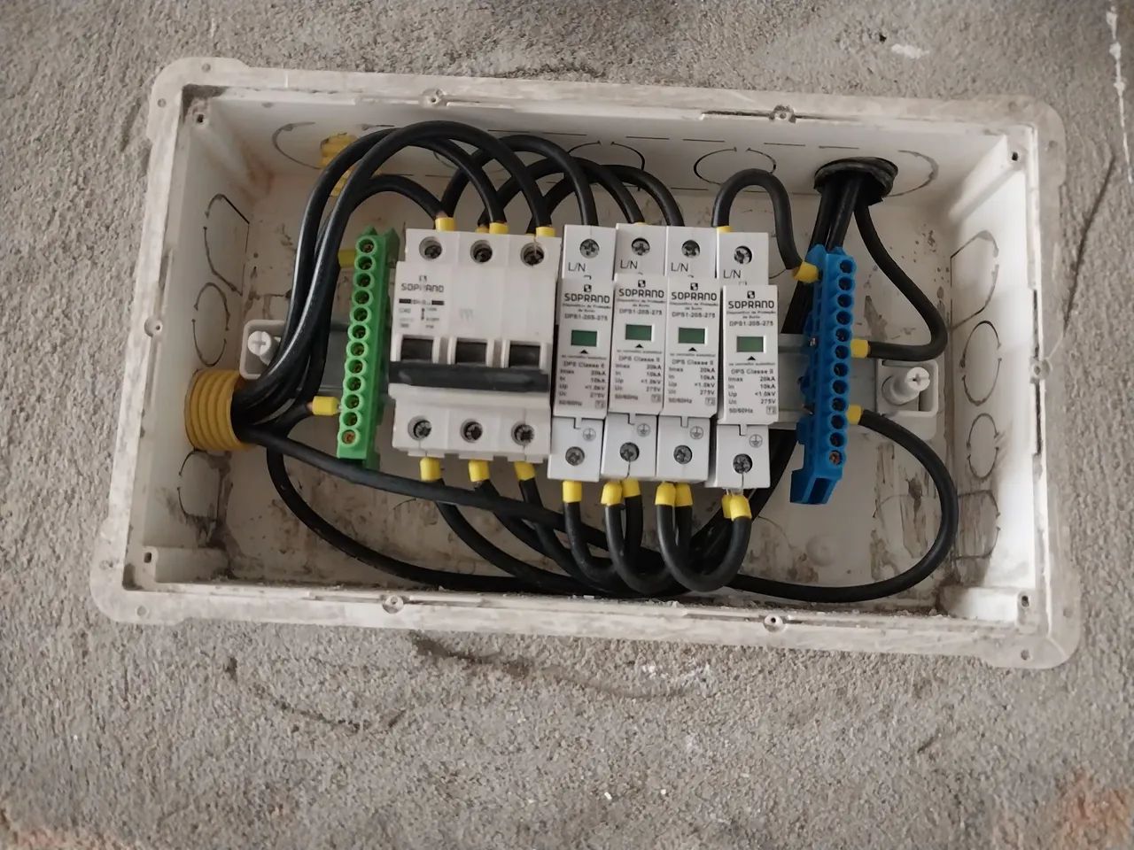 Eletricista residencia/predial/comercial em geral energia solar e etc.
