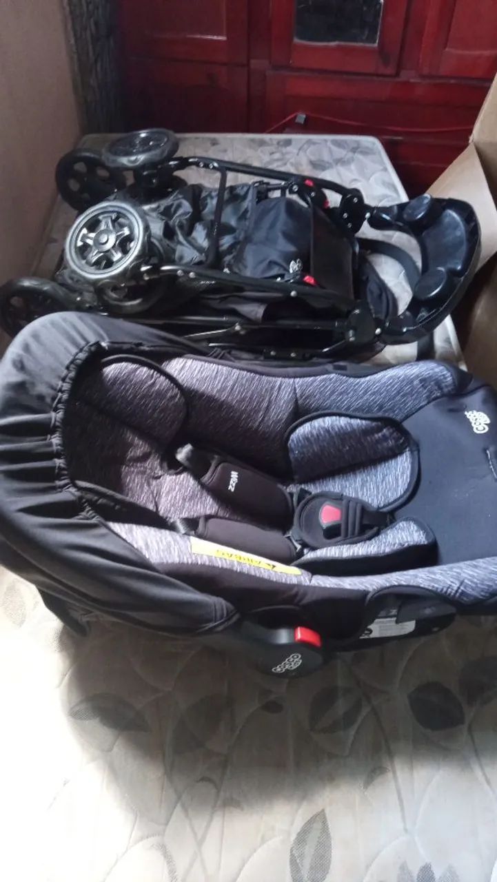 Vendo carinho de bebê completo 