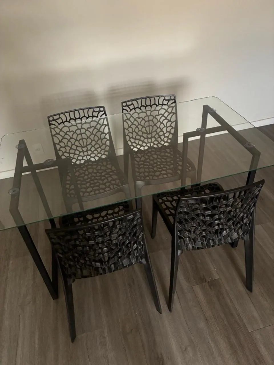 Mesa com tampo de vidro com 4 cadeiras de plástico - Foto 3