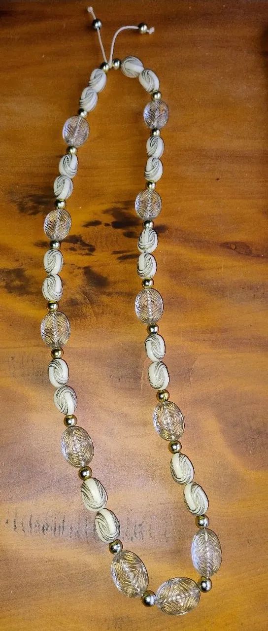 Lindo colar Vintage rico em detalhes 