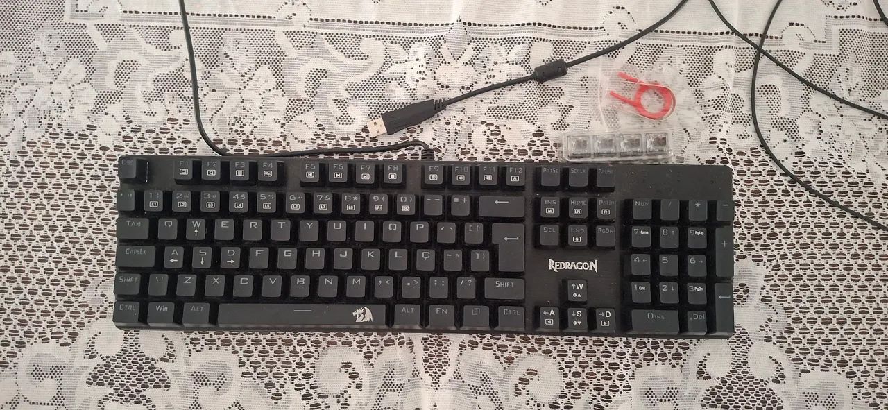Teclado mecânico Redragon Valheim switch marrom