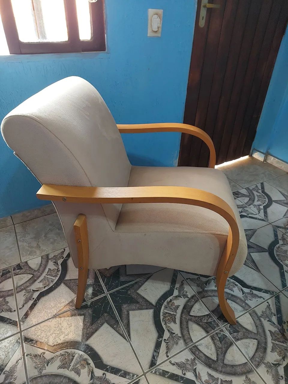 Poltrona de madeira estofada veludo - Foto 2