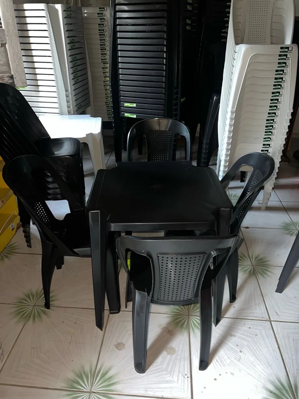 Mesas e cadeiras 