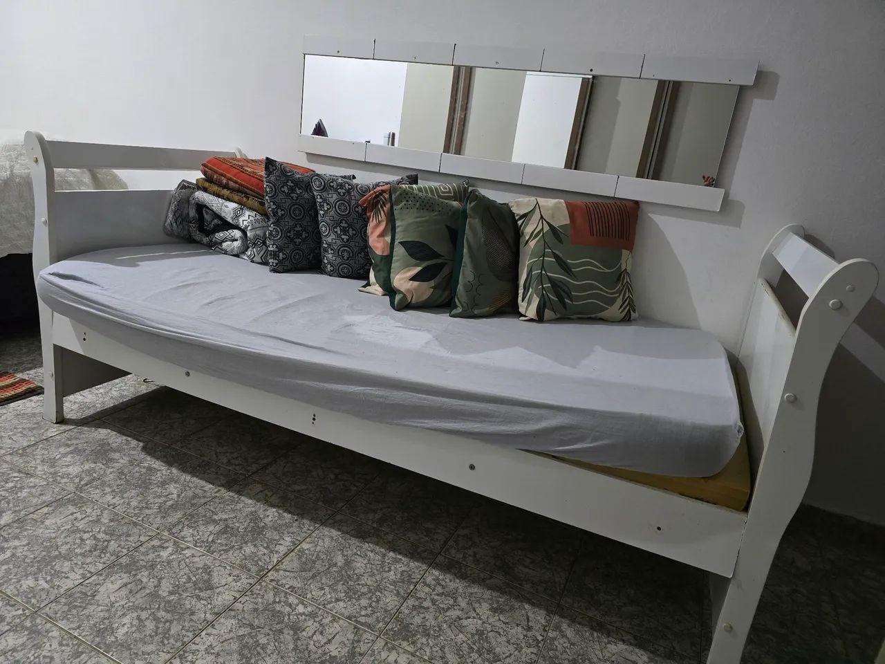Vendo cama de solteiro com colchão de espuma e espelho decorativo