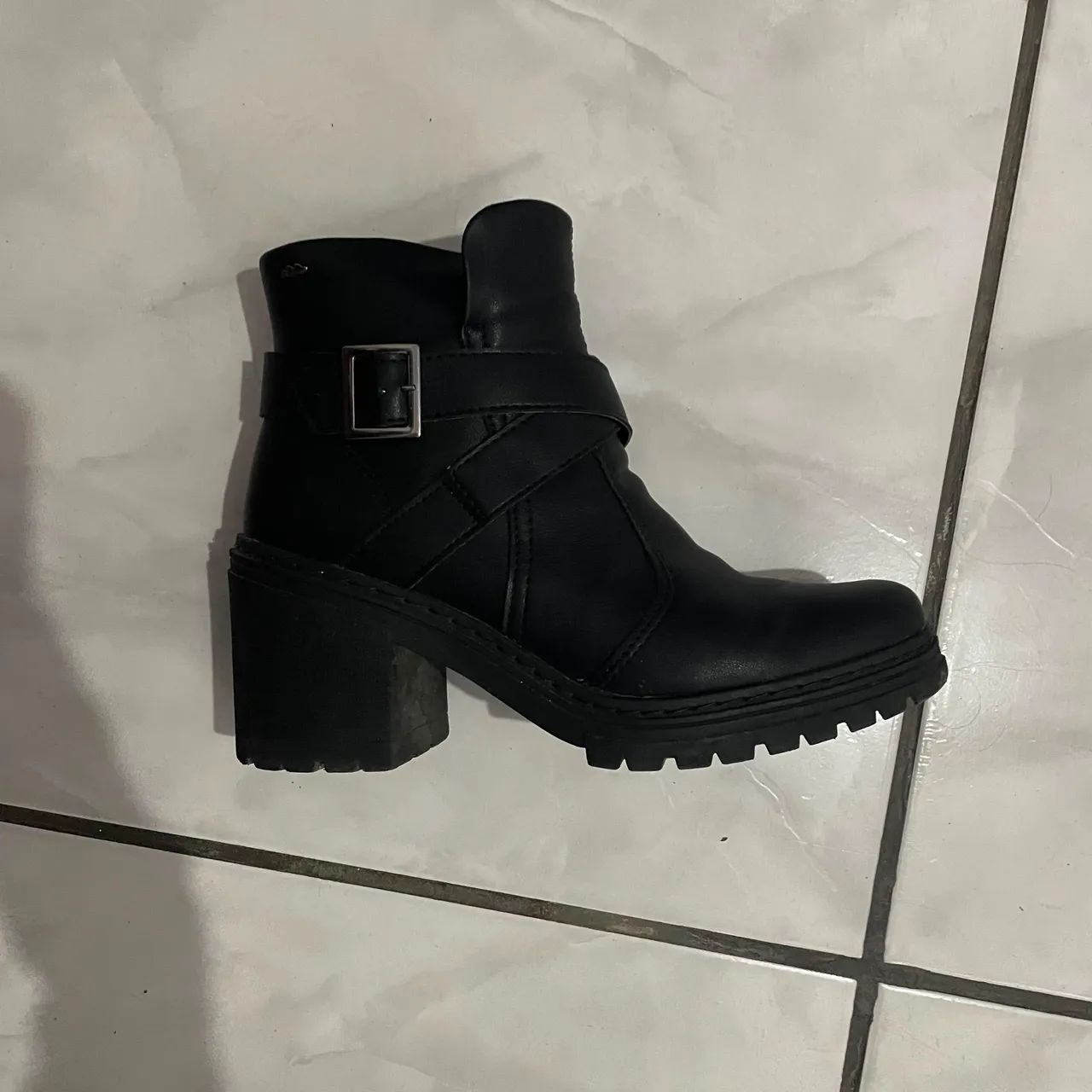 Bota dakota de cano baixo, tamanho 39.