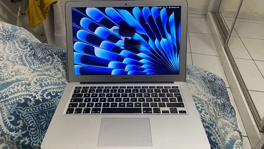 MACBOOK AIR A1466 8GB 256SSD RODADANDO O VENTURA - Notebooks