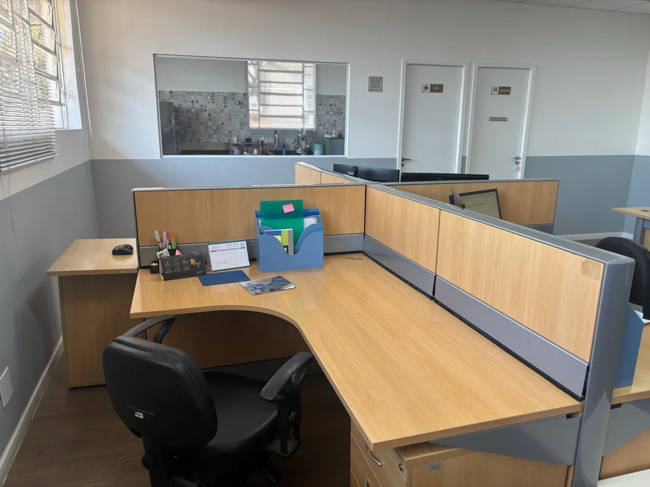 Mesa para escritório com baías - Foto 3