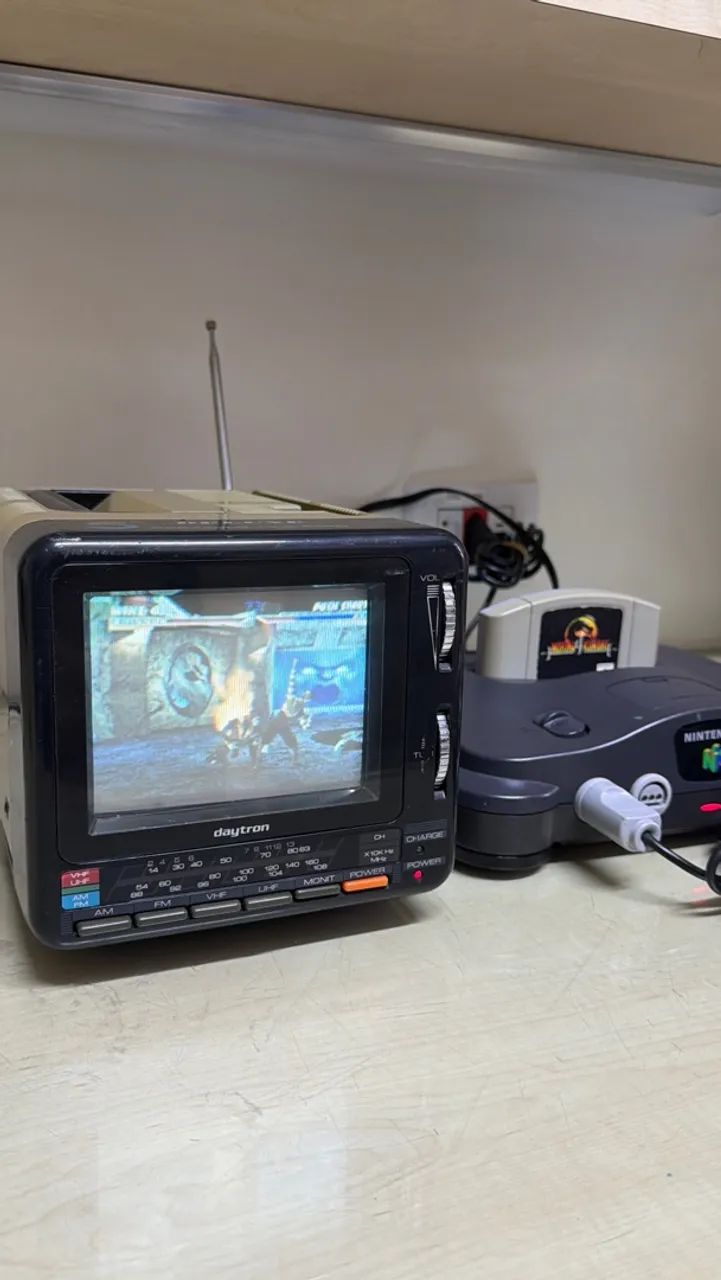 TV Portátil Antiga Daytron 5 Polegadas Colorida AV - Funcionando