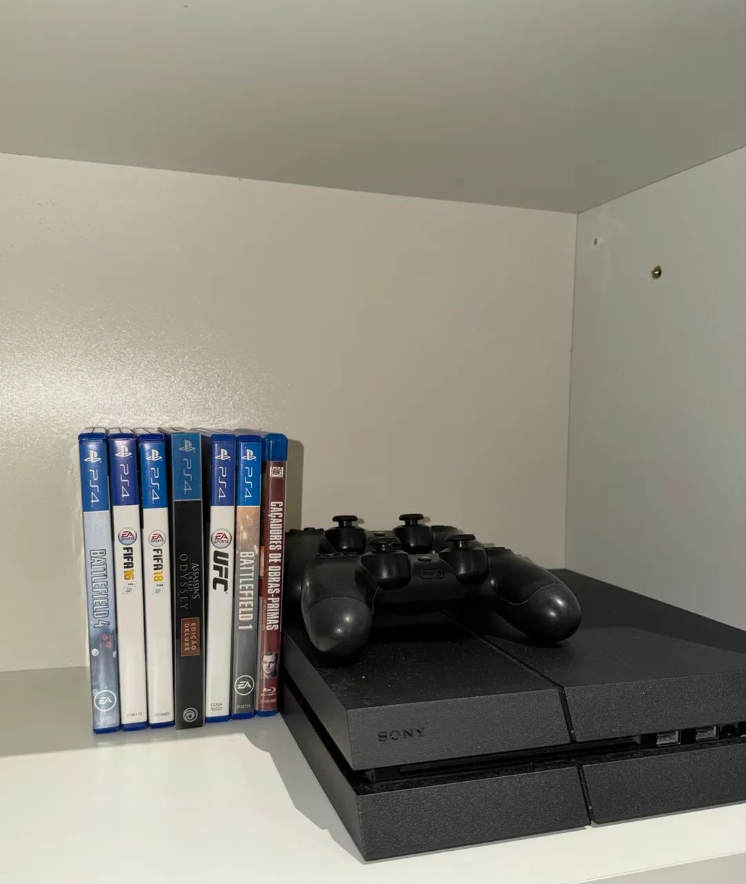 PlayStation 4 com 2 controles e cabos originais + 6 jogos