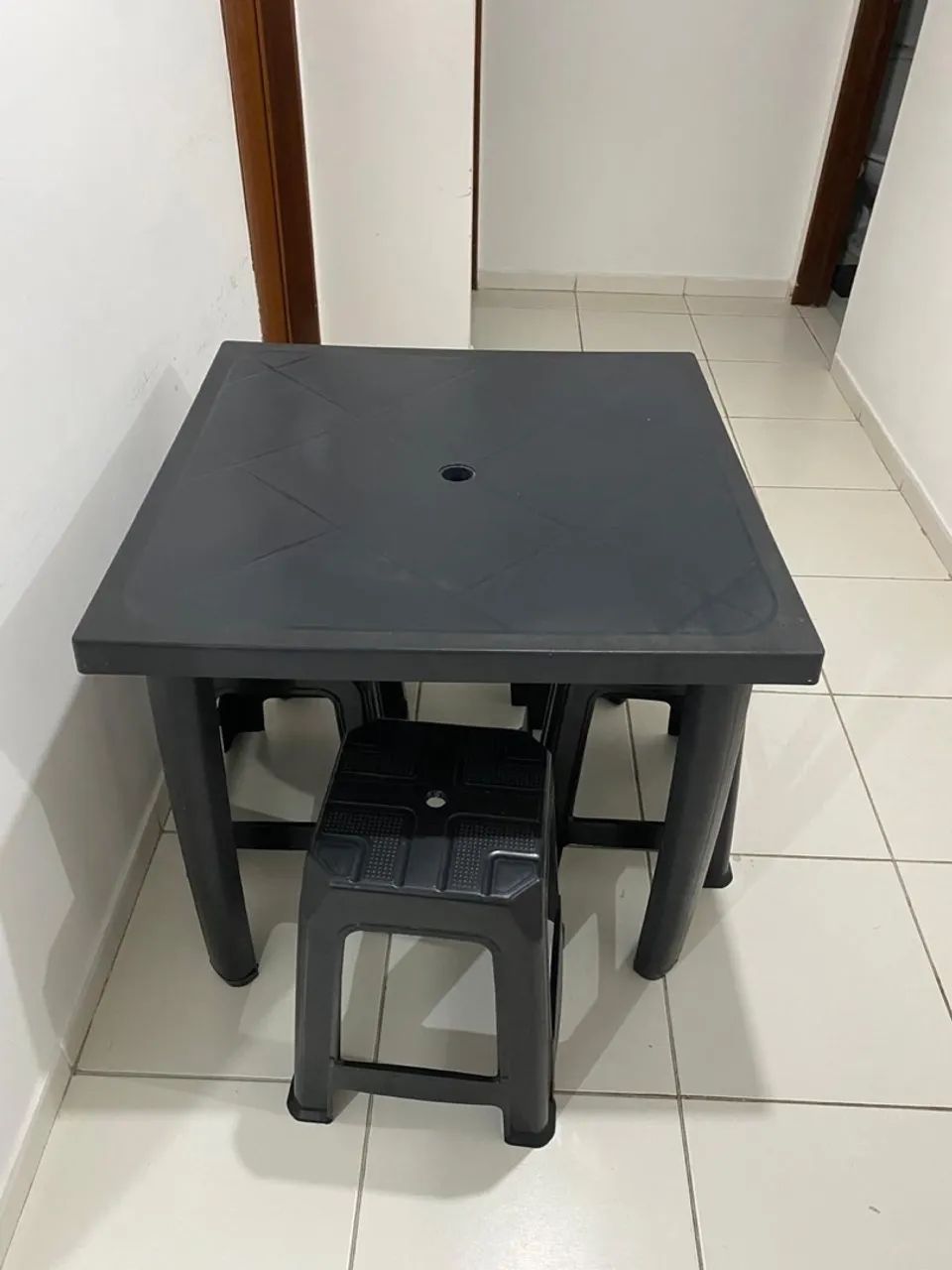 Vendo mesa com 4 bancos de plástico  - Foto 2