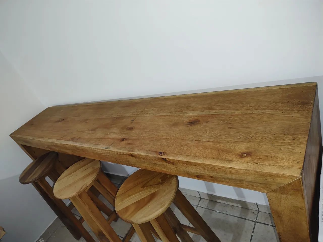 Jogo Bancada balcão com 03 banquetas. ACEITO OFERTA!!! - Foto 2