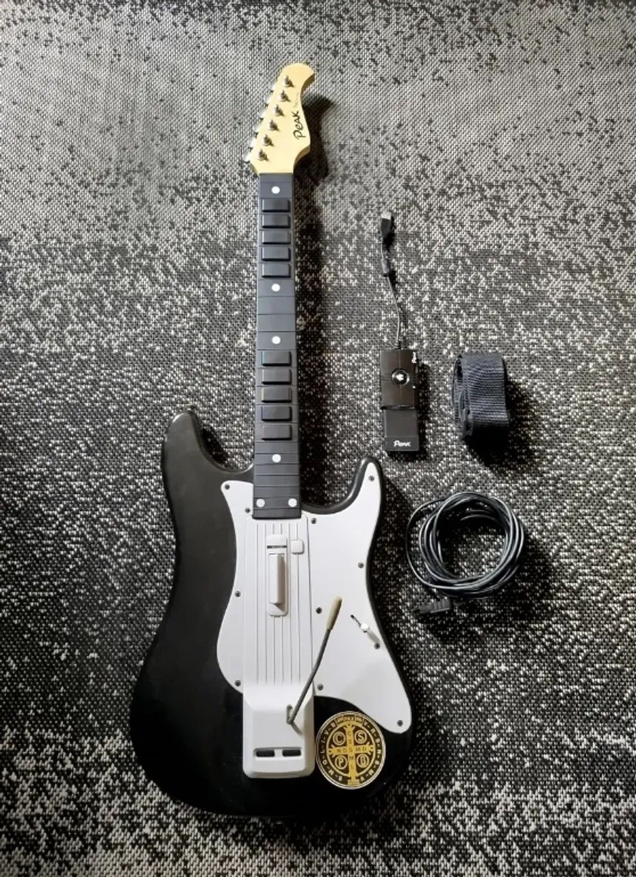 Guitarra em Madeira e Tamanho real ps2.ps3 e pc - Foto 4