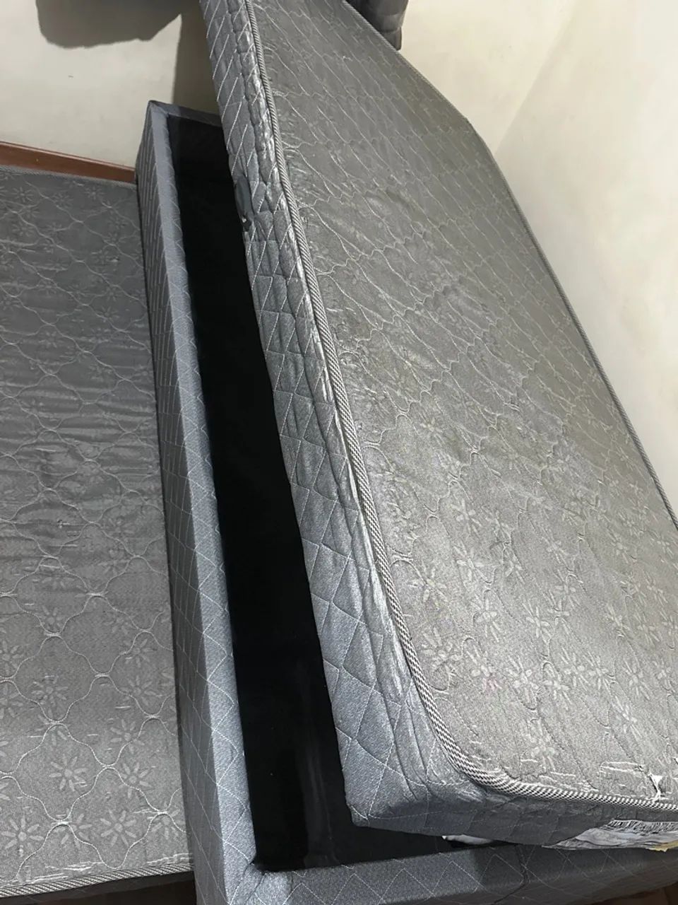 Cama solteiro box, baú com outra cama embaixo 