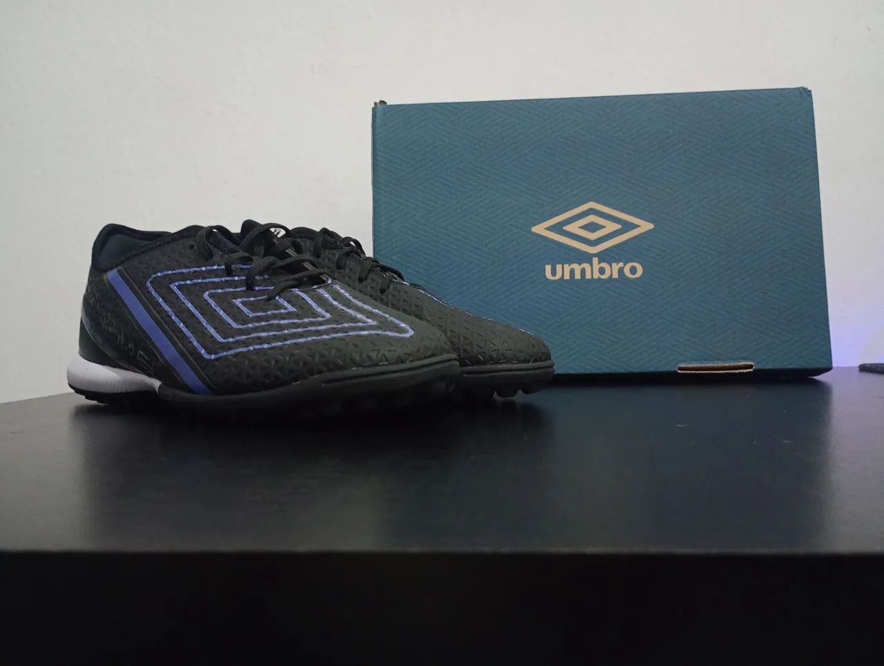 Chuteira Umbro Chrome Society-39(nunca usada) - Foto 6