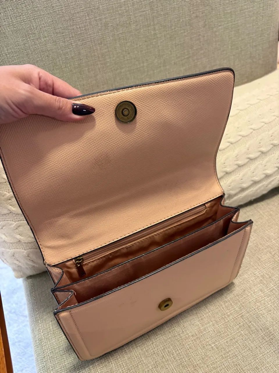 Bolsa Santa Lolla bege com corrente dourada - tiracolo a alça é longa  - Foto 4