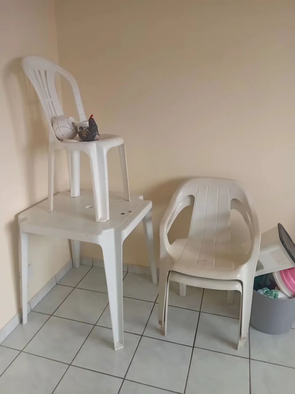 Mesa de pvc mais duas cadeiras 