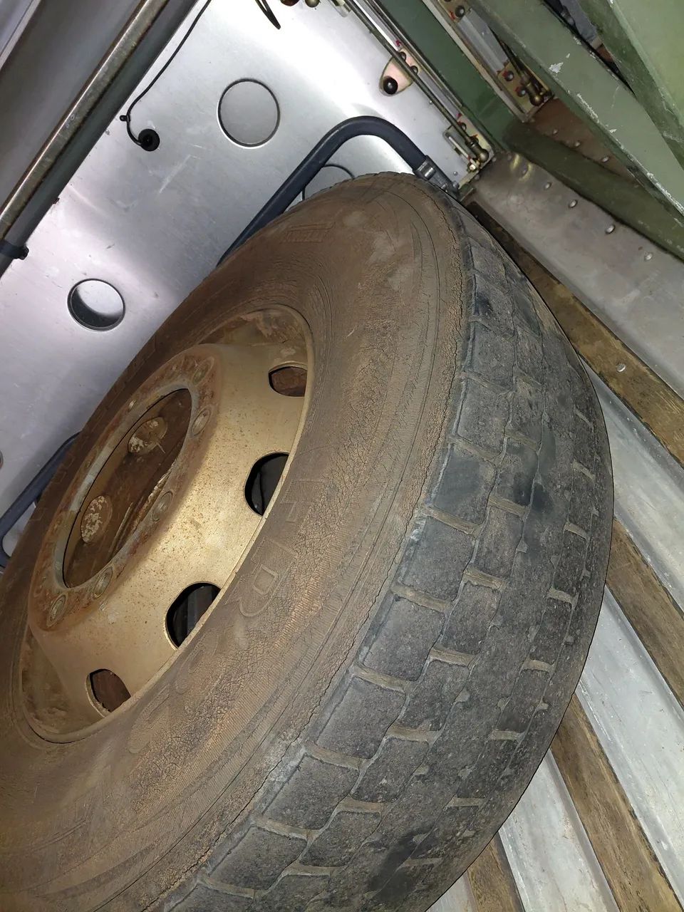 Pneu 275 com roda - Foto 3
