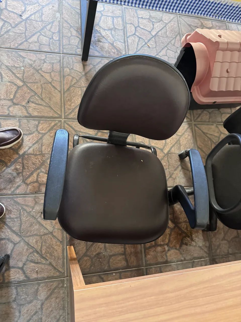 Mesa de escritório e cadeiras  - Foto 5
