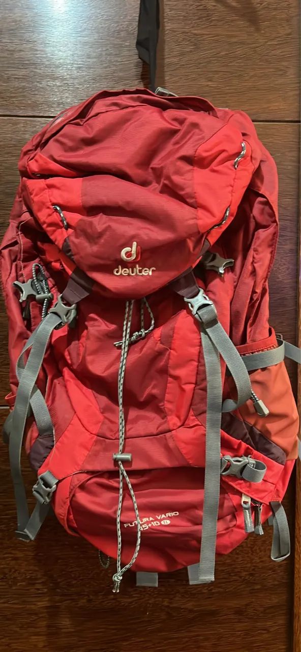 Mochila Deuter 45 + 10 litros .