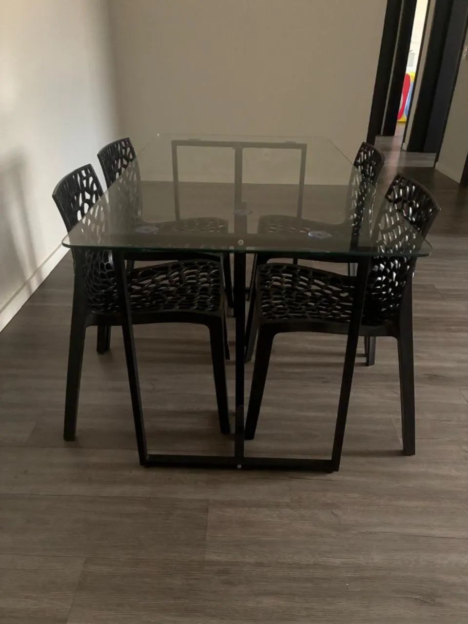 Mesa com tampo de vidro com 4 cadeiras de plástico - Foto 2