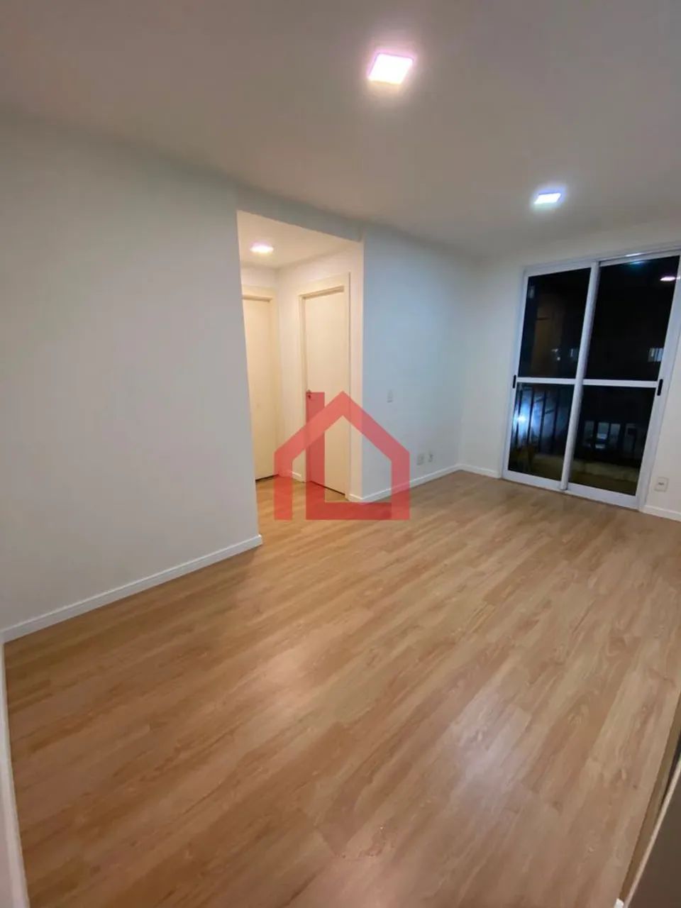 Dez Nova Iguaçu, 2 quartos com varanda e vaga. Piso Laminado e lazer completo.