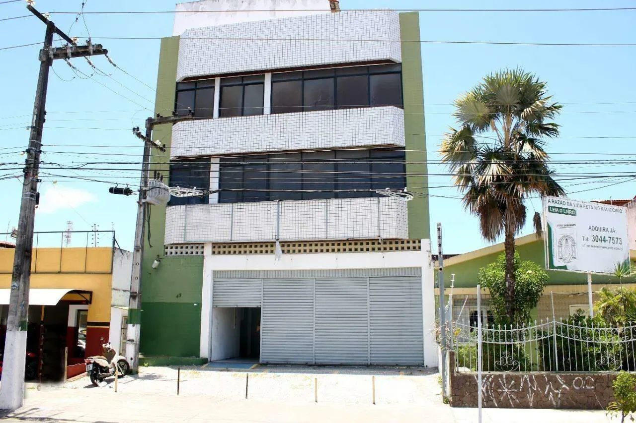 Prédio comercial próximo a Praça da Bandeira