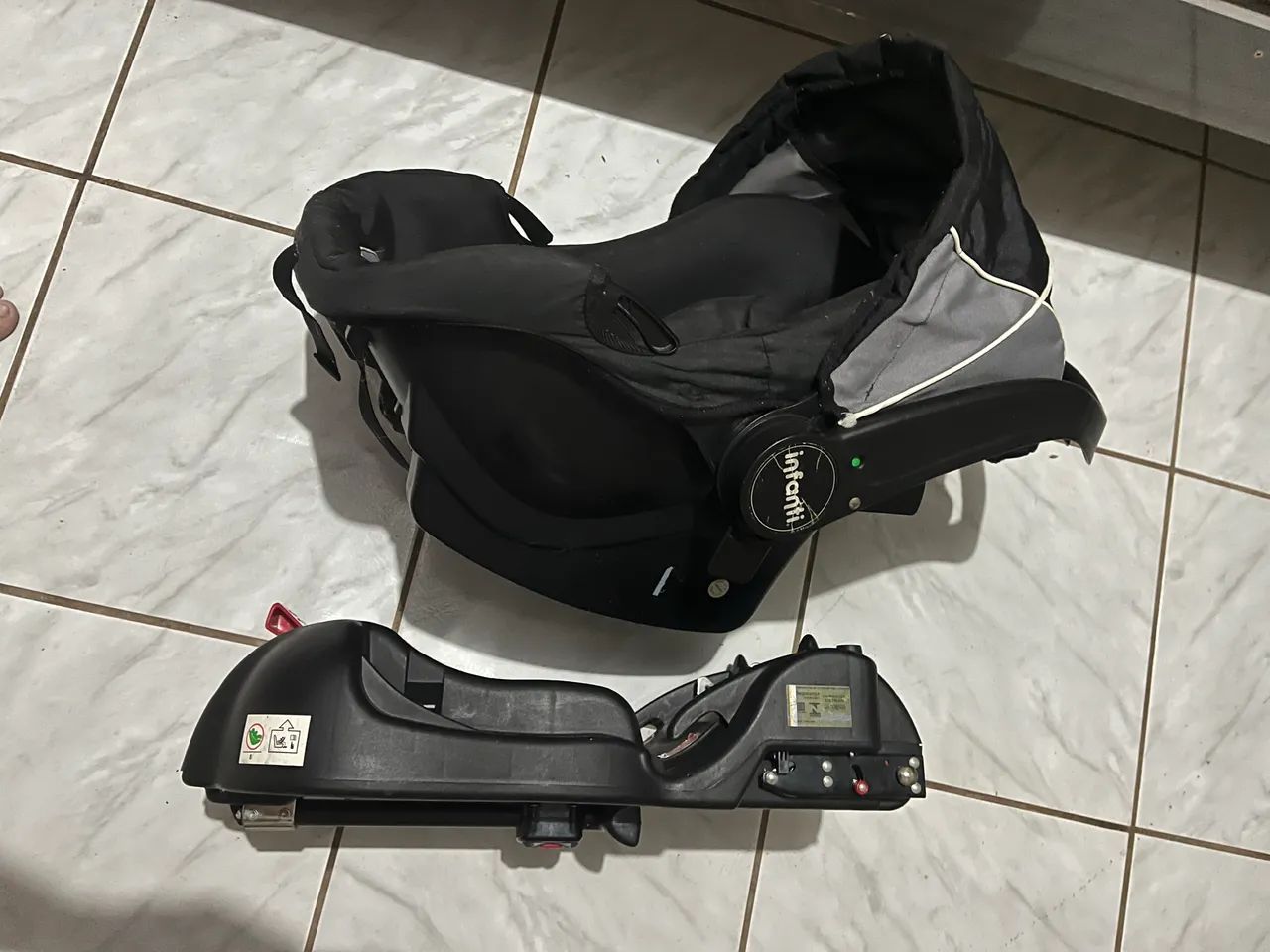 Bebê conforto com base ISOFIX marca INFANTI