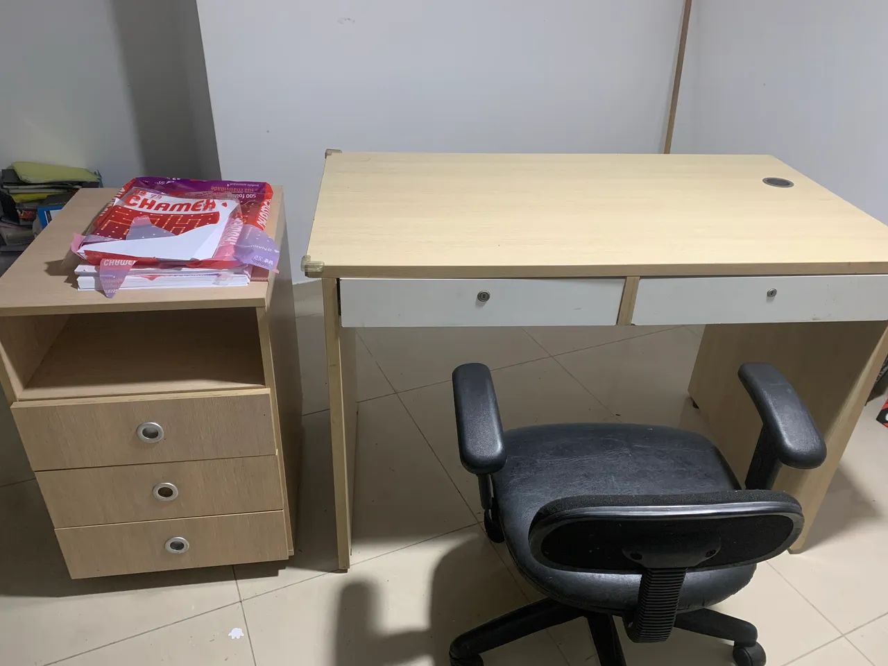 Mesa escritório com gavetas  cadeira  e arquivo 